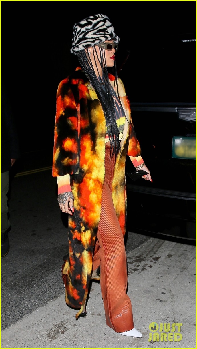 Rihanna's Casual-Chic Santa Monica Style Rihanna's Casual-Chic Santa Monica Style