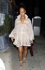 Rihanna's Simple Yet Elegant Santa Monica Dinner Look Rihanna's Simple Yet Elegant Santa Monica Dinner Look