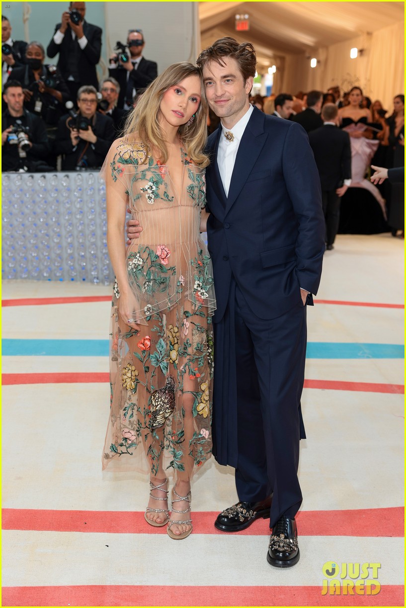 Robert Pattinson And Suki Waterhouse: Script Practice And Romance Robert Pattinson And Suki Waterhouse: Script Practice And Romance