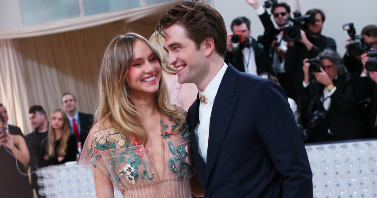 Robert Pattinson & Suki Waterhouse's Public Display Of Affection Amidst The Batman 2 Rumors Robert Pattinson & Suki Waterhouse's Public Display Of Affection Amidst The Batman 2 Rumors