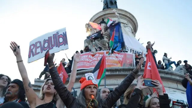 Romania Presidential Election: Far-Right And Centrist Vie For Victory Romania Presidential Election: Far-Right And Centrist Vie For Victory