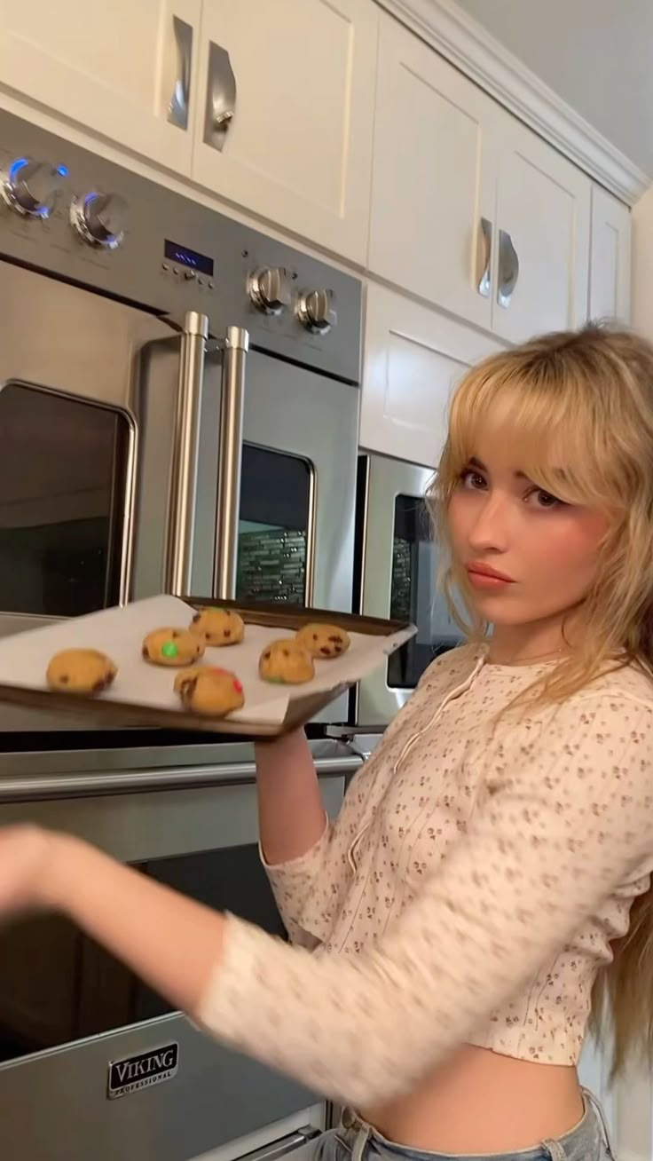 Sabrina Carpenter Brings Fresh Moves To Fortnite Sabrina Carpenter Brings Fresh Moves To Fortnite