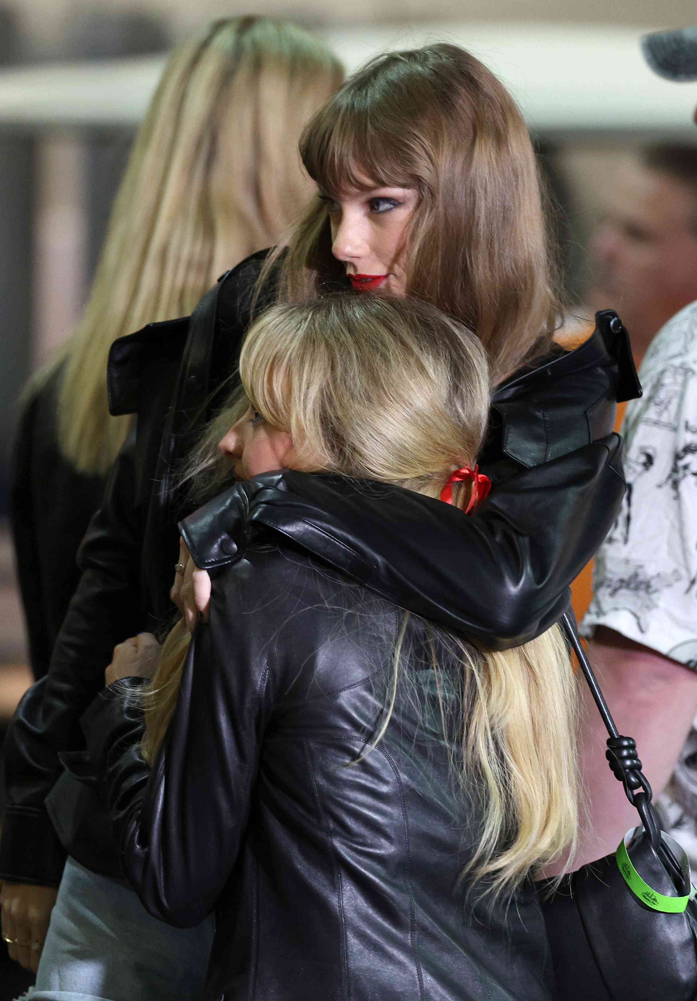 Sabrina Carpenter Seeks Taylor Swift's Help With Relationship Troubles Sabrina Carpenter Seeks Taylor Swift's Help With Relationship Troubles