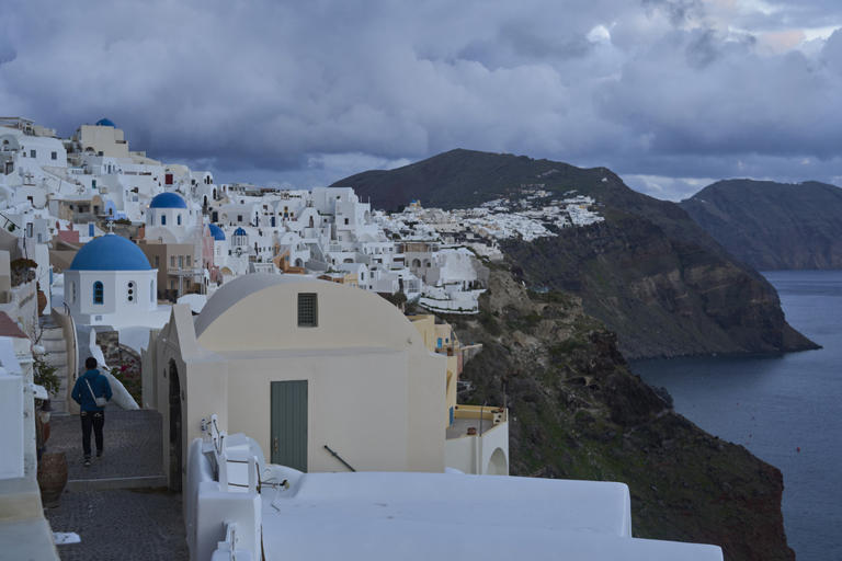 Santorini Earthquake Activity Decreasing: Scientists Offer Cautious Outlook Santorini Earthquake Activity Decreasing: Scientists Offer Cautious Outlook