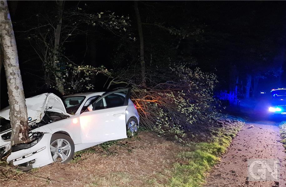 Schwerer Unfall In Stemwede: Autofahrer Aus Bad Essen Bei Baumkollision Verletzt Schwerer Unfall In Stemwede: Autofahrer Aus Bad Essen Bei Baumkollision Verletzt