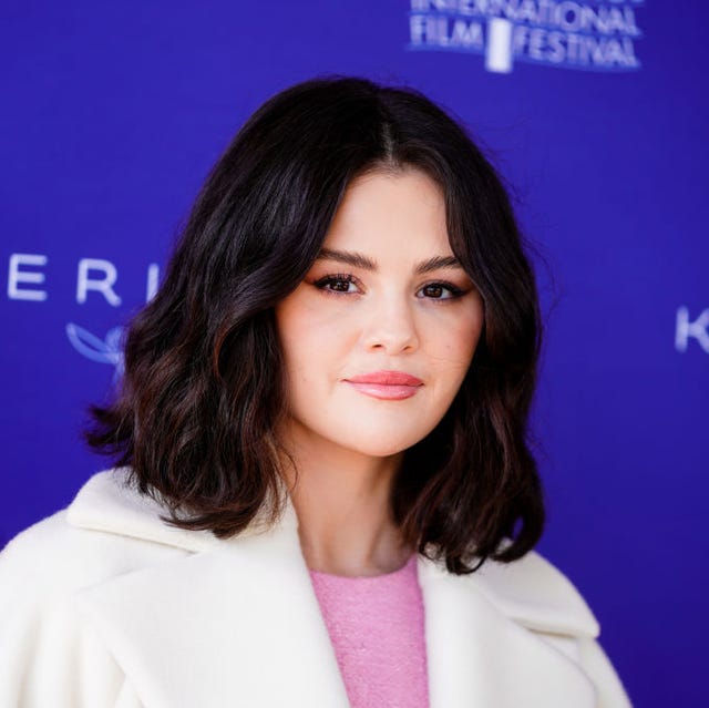 Selena Gomez's 80s-Inspired High-Waisted Suit: A Modern Take On Classic Style Selena Gomez's 80s-Inspired High-Waisted Suit: A Modern Take On Classic Style