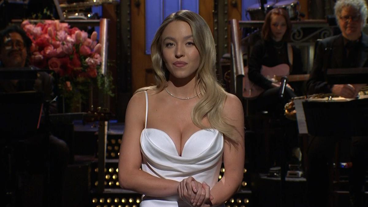 Sydney Sweeney Channels Breakup Emotions In Karaoke Performance Following Split With Jonathan Davino Sydney Sweeney Channels Breakup Emotions In Karaoke Performance Following Split With Jonathan Davino