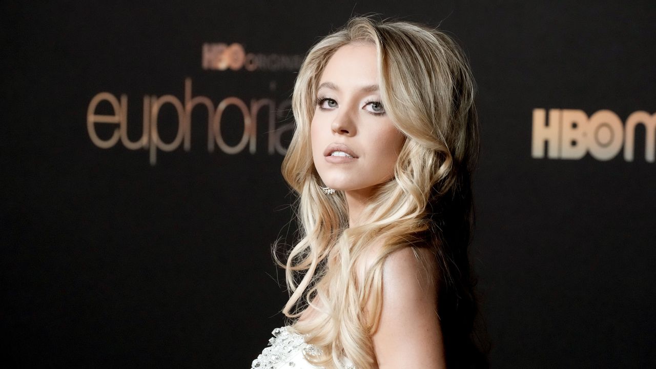 Sydney Sweeney: The Allure Of A Brown Leather Corset Blazer Sydney Sweeney: The Allure Of A Brown Leather Corset Blazer