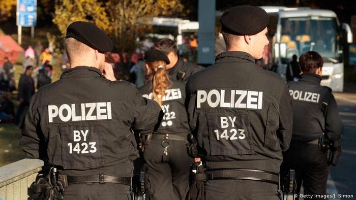 تفاصيل جديدة عن مداهمات الشرطة الألمانية على مشجعين تفاصيل جديدة عن مداهمات الشرطة الألمانية على مشجعين