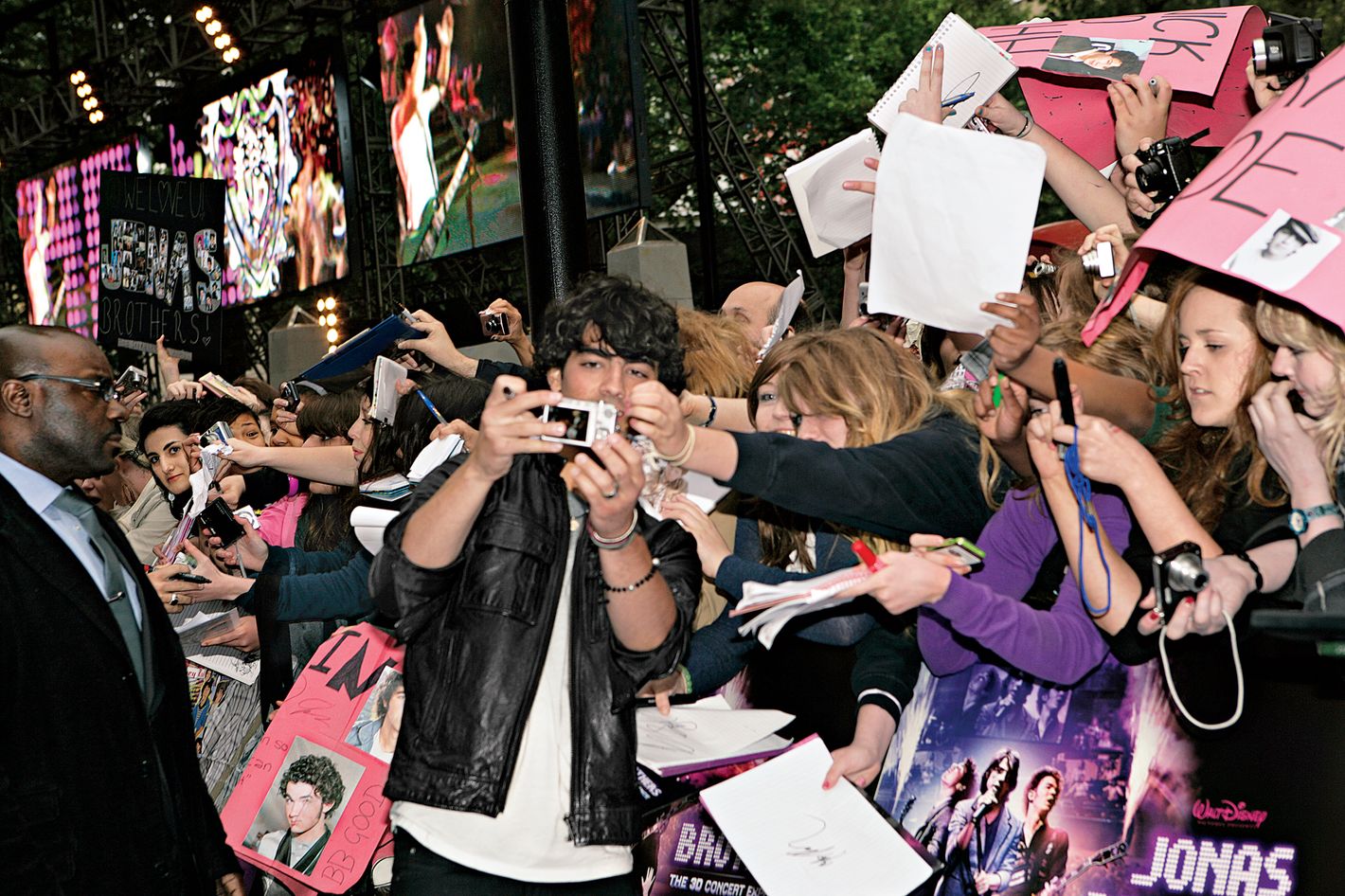 The Jonas Brothers: Joe Jonas Addresses Fan Dispute The Jonas Brothers: Joe Jonas Addresses Fan Dispute