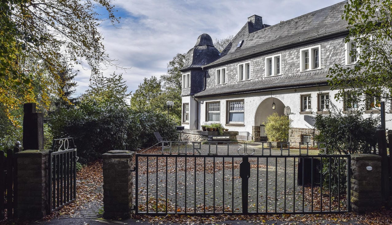 The Ultra-Wealthy's Safe Haven: Navigating Market Chaos Through Luxury Real Estate The Ultra-Wealthy's Safe Haven: Navigating Market Chaos Through Luxury Real Estate