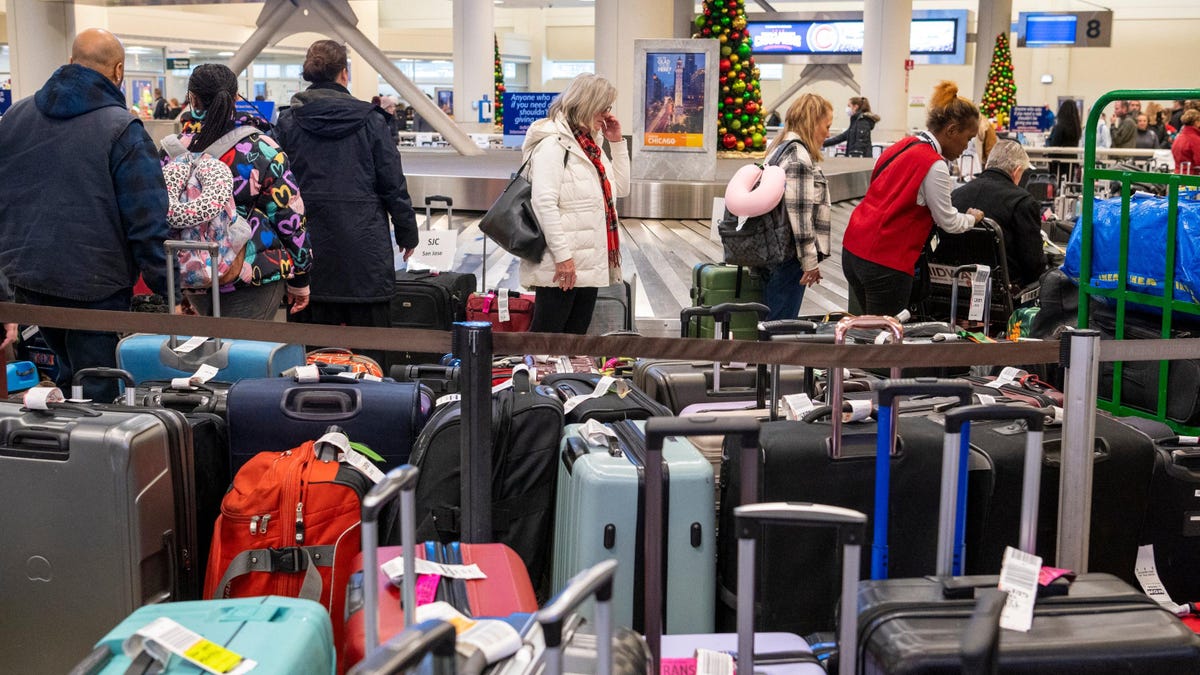 United Airlines Cancels Flights From Newark: Impact Of FAA Staff Shortages United Airlines Cancels Flights From Newark: Impact Of FAA Staff Shortages