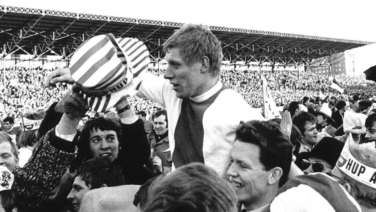 Voormalig Ajax-speler Uit De Hoek Gekomen: Voormalig Ajax-speler Uit De Hoek Gekomen: