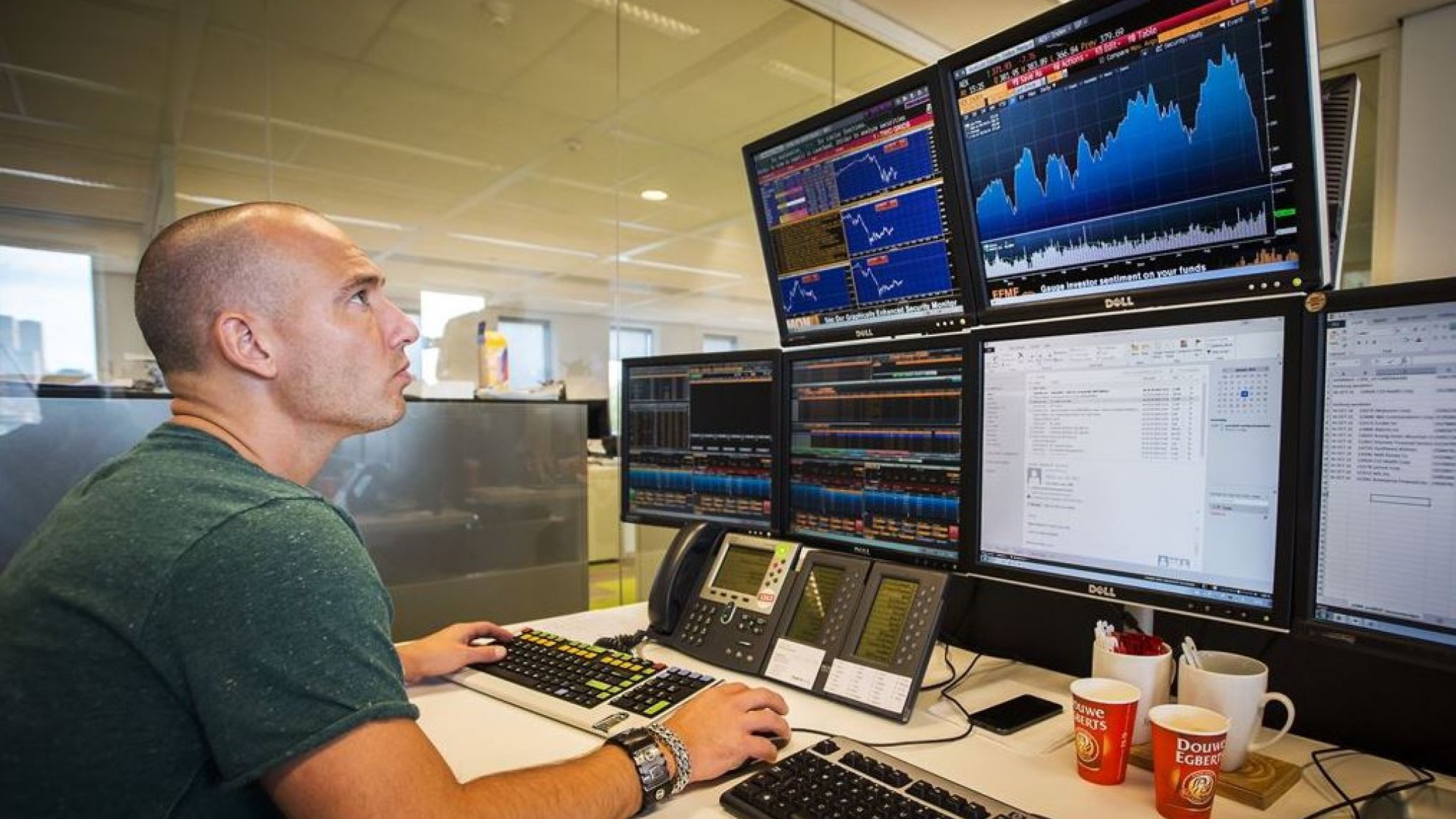 Waarom Stijgt De AEX Terwijl De Amerikaanse Beurs Daalt? Waarom Stijgt De AEX Terwijl De Amerikaanse Beurs Daalt?