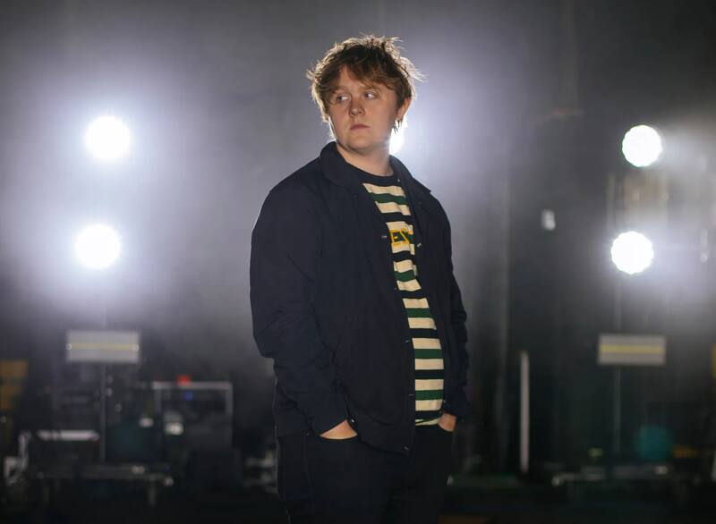 WWE SmackDown: La Emotiva Reaparición De Lewis Capaldi Tras Sus Problemas De Salud WWE SmackDown: La Emotiva Reaparición De Lewis Capaldi Tras Sus Problemas De Salud